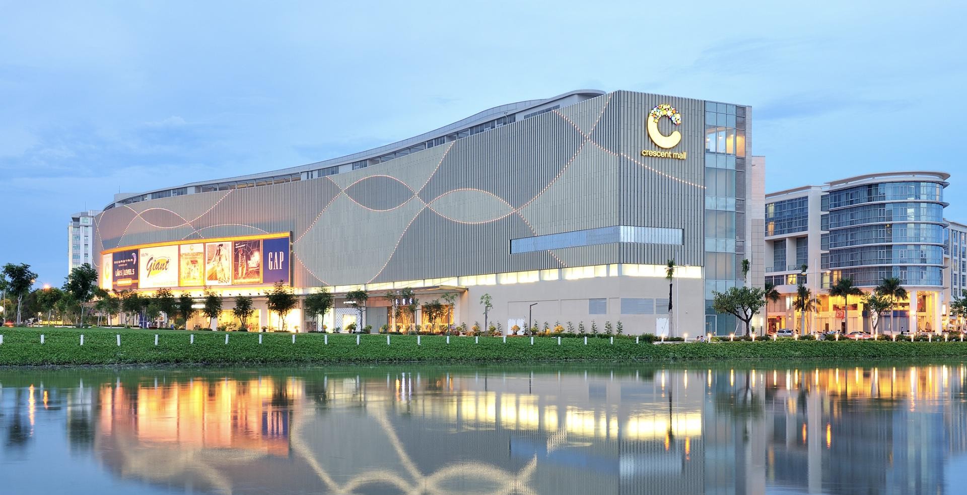 Crescent Mall District 7